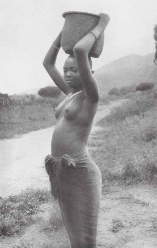 Itä-Afrikan pohjoisosan vesikulkuneuvo (s/w-kuva) tekijältä Walter Mittelholzer