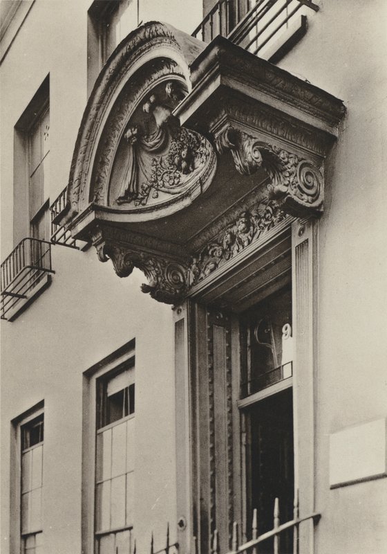Doorway, 9, Grosvenor Road, Lontoo (m/w kuva) tekijältä William Galsworthy Davie