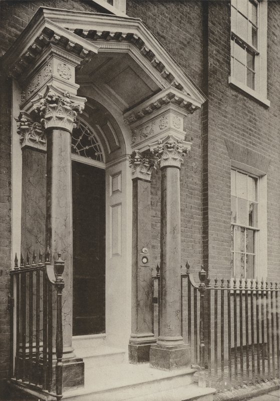 Doorway, Brighton Road, Reigate, Surrey (m/w kuva) tekijältä William Galsworthy Davie