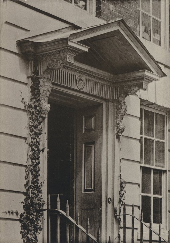 Doorway, Castle Hill, Winchester (m/w kuva) tekijältä William Galsworthy Davie