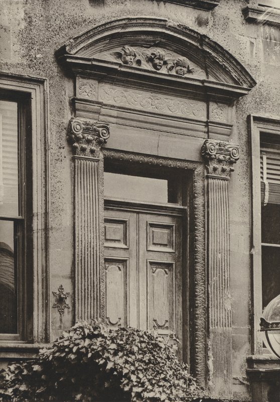 Doorway, Chipping Campden, Gloucestershire (m/w kuva) tekijältä William Galsworthy Davie