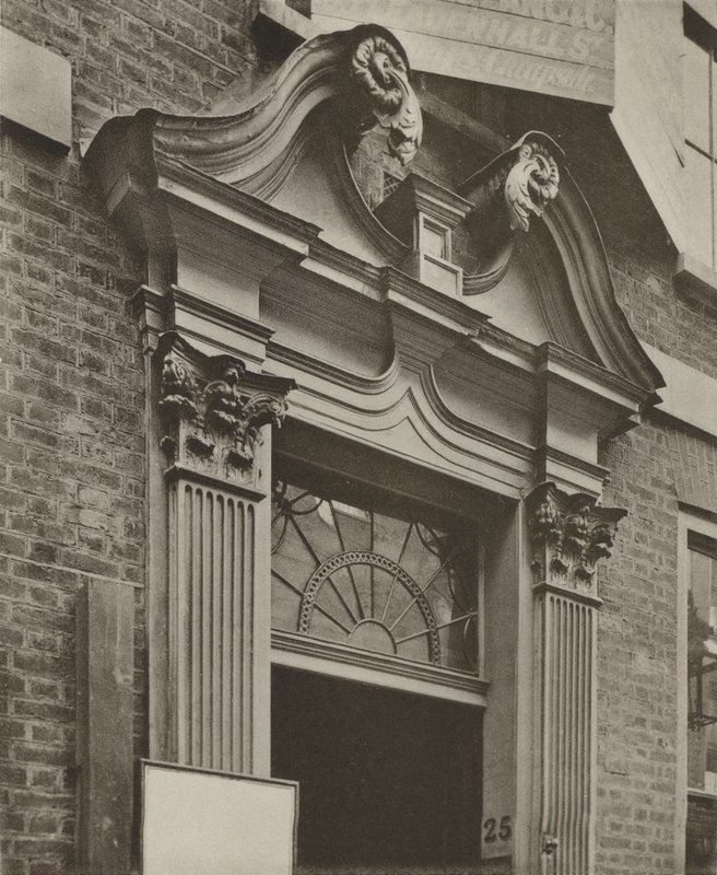 Doorway, Crutched Friars, Lontoo (m/w kuva) tekijältä William Galsworthy Davie