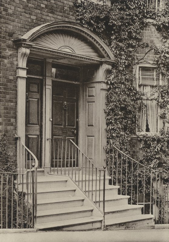 Doorway, High Street, Lewes, Sussex (m/w kuva) tekijältä William Galsworthy Davie