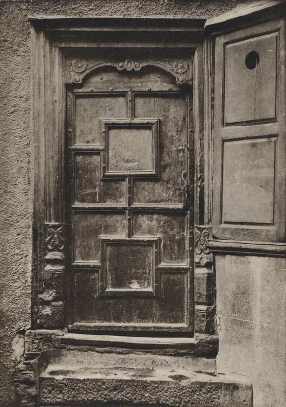Doorway, Looe Street, Plymouth (m/w kuva) tekijältä William Galsworthy Davie