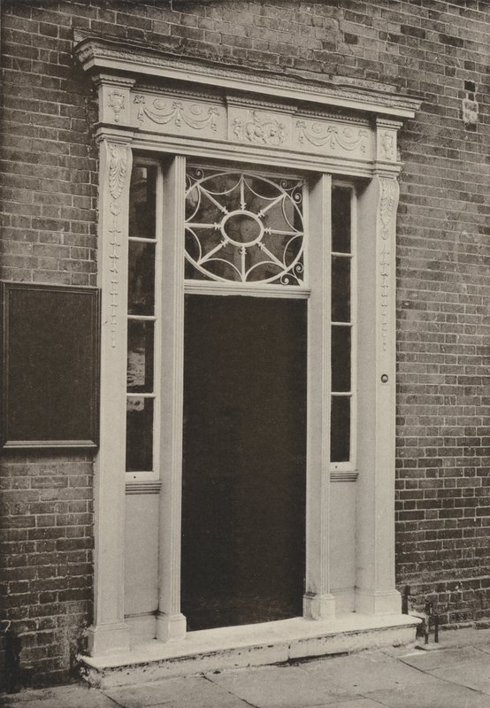 Doorway, Newbury, Berks (m/w kuva) tekijältä William Galsworthy Davie