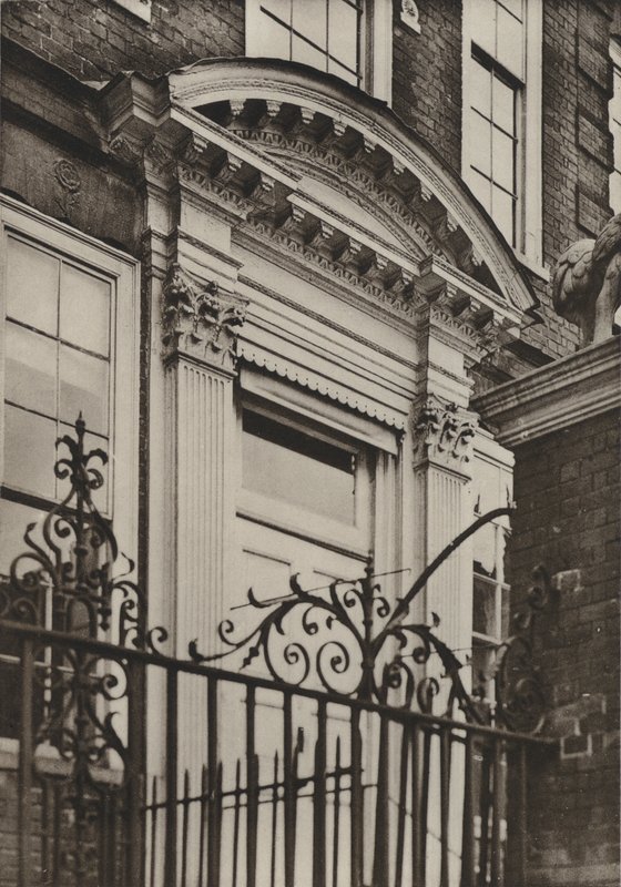 Doorway, North Pallant, Chichester (m/w kuva) tekijältä William Galsworthy Davie