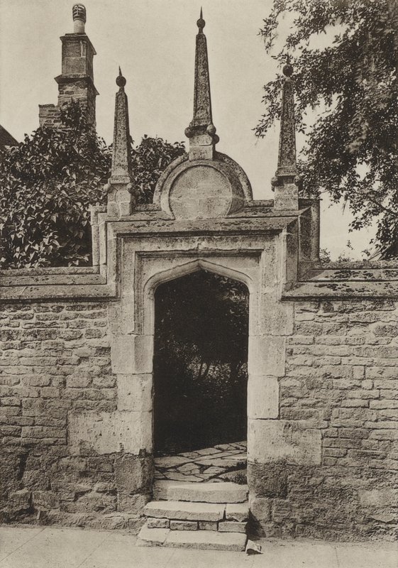 Doorway, Paynis Almshouses, Oundle (m/w kuva) tekijältä William Galsworthy Davie