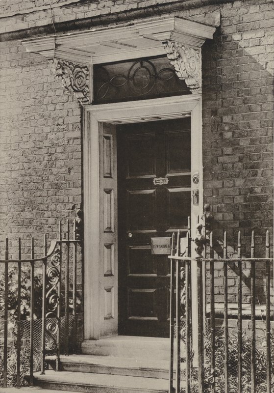 Doorway, Rye, Sussex (m/w kuva) tekijältä William Galsworthy Davie