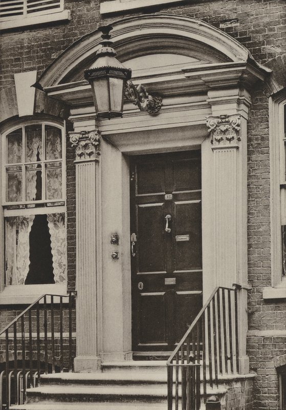 Doorway, Southgate Street, Winchester (mv/w kuva) tekijältä William Galsworthy Davie