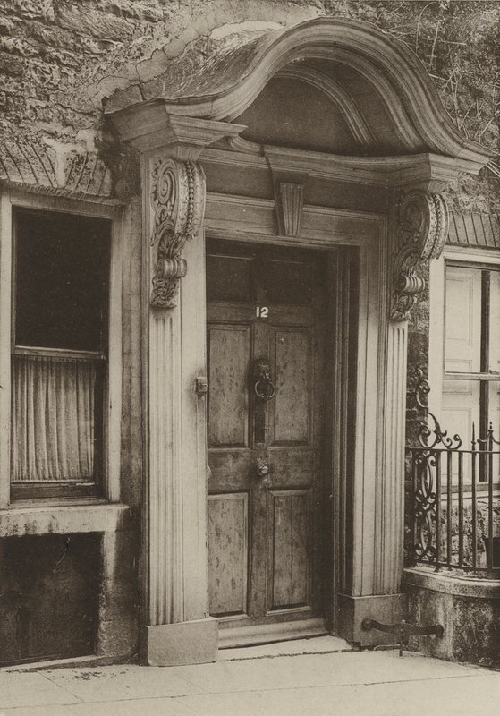 Doorway, Stamford, Northants (m/w kuva) tekijältä William Galsworthy Davie