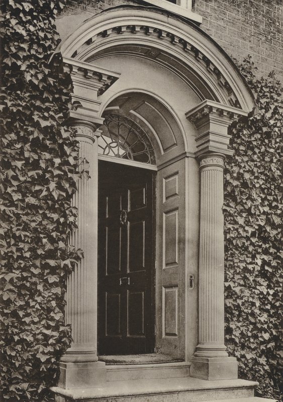 Doorway, Steyning, Sussex (m/w kuva) tekijältä William Galsworthy Davie