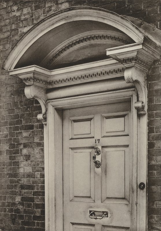 Doorway, The Causeway, Horsham, Sussex (m/w kuva) tekijältä William Galsworthy Davie
