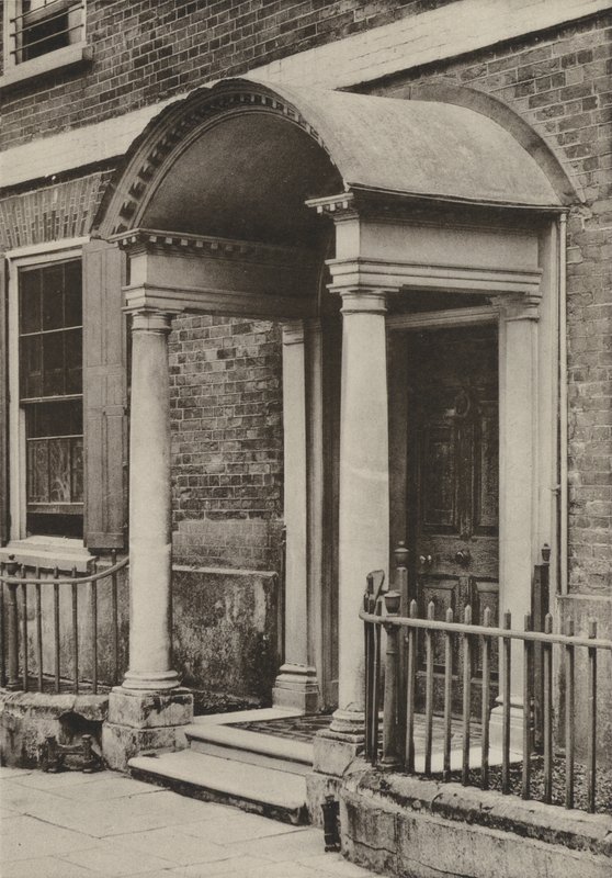 Doorway, The Close, Salisbury, Wilts (m/w kuva) tekijältä William Galsworthy Davie