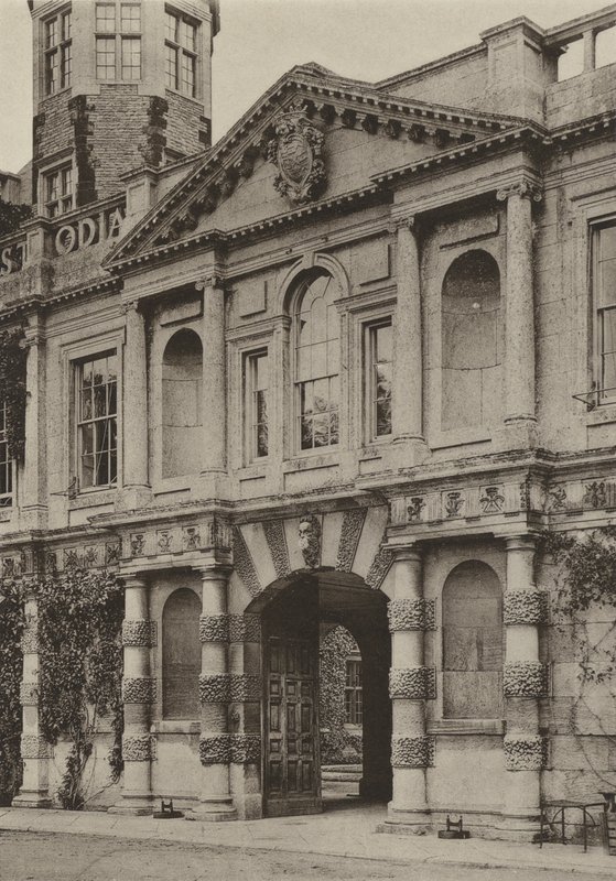 Doorway, The Gateway, Castle Ashby, Northants (m/w kuva) tekijältä William Galsworthy Davie