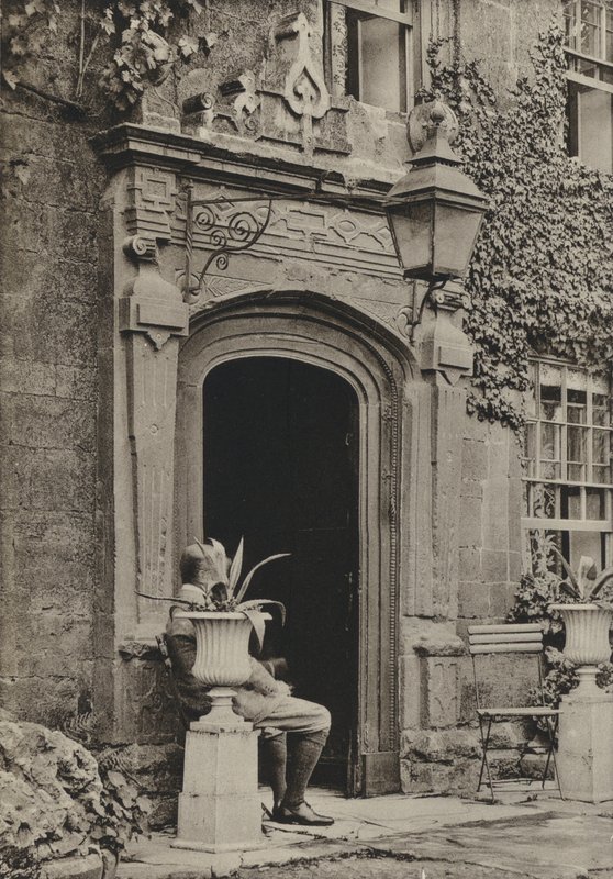 Doorway, The Lygon Arms, Broadway, Worcestershire (m/w kuva) tekijältä William Galsworthy Davie