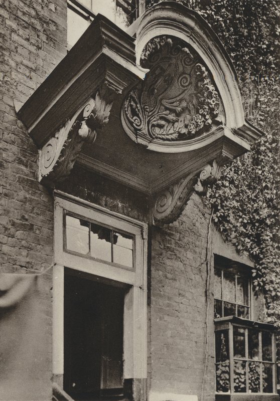 Doorway, The Manor House, Bermondsey, Lontoo (m/w kuva) tekijältä William Galsworthy Davie