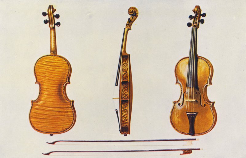 Soittimet: Viulu, Hellier Stradivarius, ja kaksi vanhaa jousipeltiä, jotka on merkitty huiluista (värilitografia). tekijältä William Gibb