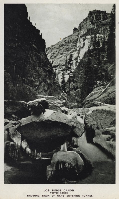 Coloradon kanjonit: Los Pinos Canon, Toltec Gorge, Näytetään tunneliin saapuvien autojen juna (m/w kuva) tekijältä William Henry Jackson