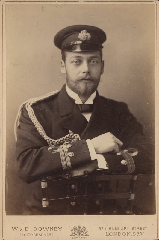 Walesin prinssi George merivoimien univormussa tekijältä William and Daniel Downey