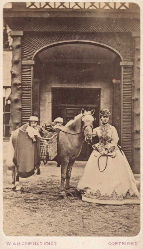 Prinsessa Alexandra prinssi Albert Victorin ja prinssi Georgen kanssa tekijältä William and Daniel Downey