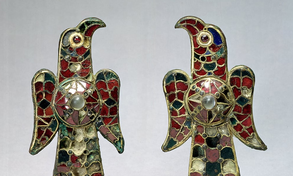 Valokuvia vanhoista esineistä