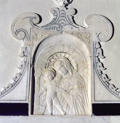 Bareljeefi madonnasta ja lapsesta (marmori)
