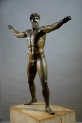 Kreikkalainen taide: "Poseidon" (tai Zeus) - kuvanveistäjä Kalamiksen nimiin luettu pronssiveistos (480-460 eKr.) Artemisionin niemeltä, mitat: 209 cm - Ateena, arkeologinen kansallismuseo