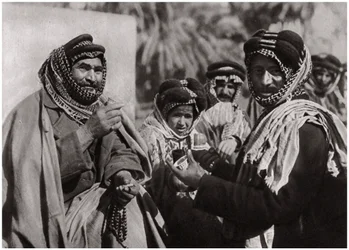 Sheikh nauttimassa kuuluisasta arabikahvista, Irak, 1925