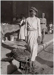 Pieni kauppa, joka tuo vain vähän voittoa, Irak, 1925.