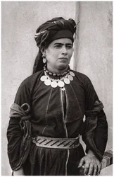 Kurdin nainen parhaassa asussaan, Irak, 1925