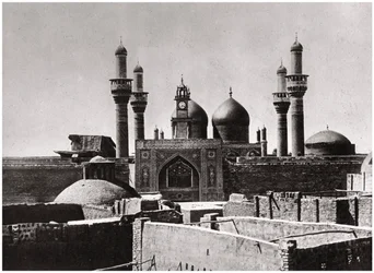 Al-Kadhimiyan moskeijan kultaiset kupolit ja minareetit, Bagdad, Irak, 1925