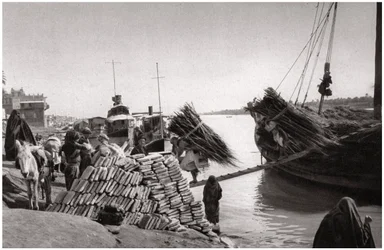 Lastin purkaminen veneestä, Muhaila, Bagdad, Irak, 1925.