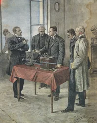 Guglielmo Marconi testaa langatonta lennätystä Englannin kanaalin yli. Achille Beltramen kuvitus italialaiselle sanomalehdelle "La Domenica del Corriere", 22. huhtikuuta