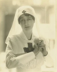 Lady Duff-Gordon sairaanhoitajana (platinaprintti)