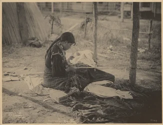 [Meskwaki-kansan nainen tekemässä helmityötä]