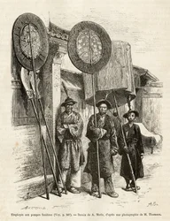 Kolme hautaustyöntekijää Pekinissä. Kaiverrus A.Marien piirustuksen jälkeen havainnollistamaan matkaa Pekiniin ja Pohjois-Kiinaan, T.Choutze, vuonna 1873, julkaistu "" Le tour du monde""" 1876, toimittanut Edouard Charton, painos Hachette, Paris. Selva Col