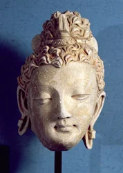 Hymyilevän Buddhan pää, kreikkalais-buddhalainen tyyli, Haddasta, 1.-4. vuosisadalla (stukki)