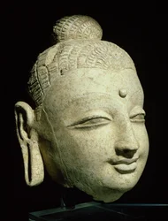 Hymyilevän Buddhan pää, kreikkalais-buddhalainen tyyli, Afganistanista, 1.-4. vuosisadalta (stukko)