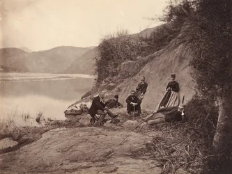 [ryhmämuotokuva lähellä fang Blaze -luostaria, F U -avain], 1869.