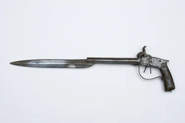 Kaksipiippuinen lyömäpistooli, n. 1840 (teräs, messinki ja torvi)
