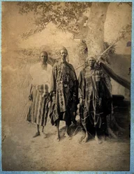 Kolme senegalilaista miestä perinteisessä asussa (m/v kuva)