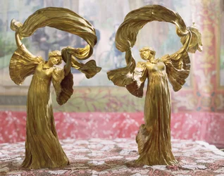 Tanssihahmoja pöytäesineestä, Sevres, 1900 (kullattu pronssi).