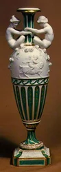 Parian posliinihahmoilla koristeltu Minton-maljakko, n. 1855 (luuposliini)