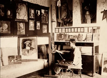 Taiteilija Guglielmo Ghini studiossaan, Ponte a Vingone, Scandicci, Firenze, 09/1920 (b/w kuva)
