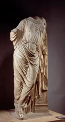 Afrodite pylvään luona. Marmoriveistos Alkameneksen, 400-luvulla eKr. eläneen kreikkalaisen kuvanveistäjän, Afroditen mukaan. Mitat: 1,18 m. Pariisi, Musée du Louvre