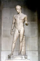 Ares, jota kutsutaan Ares Borgheseksi. Alkameneksen veistos, 5. vuosisata eKr. Musée du Louvre