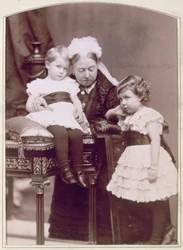 Kuningatar Viktoria kahden lapsenlapsensa kanssa, huhtikuu 1886