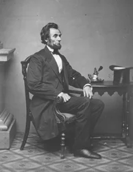 Abraham Lincoln, kokovartalomuotokuva, istuen, 1861
