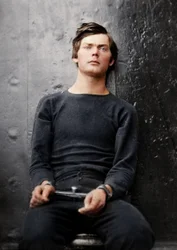 Lewis Powell käsiraudoissa USS Saugus -aluksella, 1865