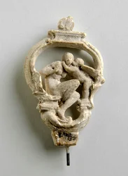 Maquette avaimen jouselle, jossa Cupido kuiskaa istuvalle tytölle: kolme luonnosta keskusryhmälle (kipsi)